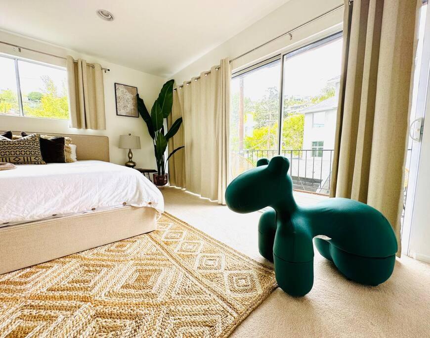 Urban Oasis: Stylish Mid-century In Weho Holiday home