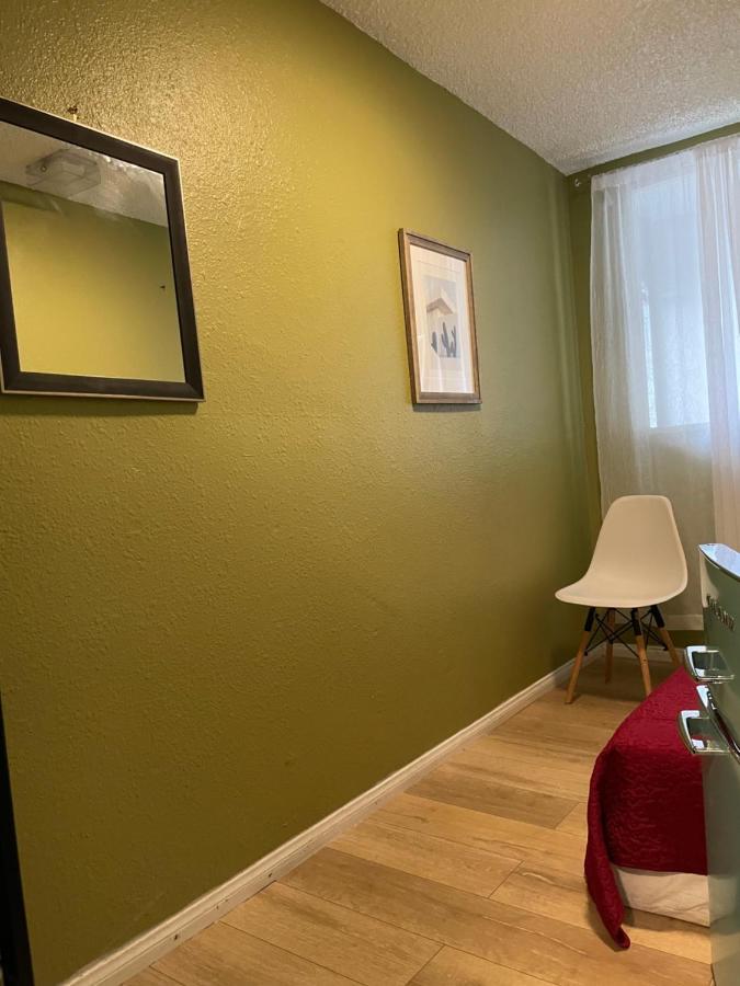 Small Private In With Free Strong Wifi!!! Homestay