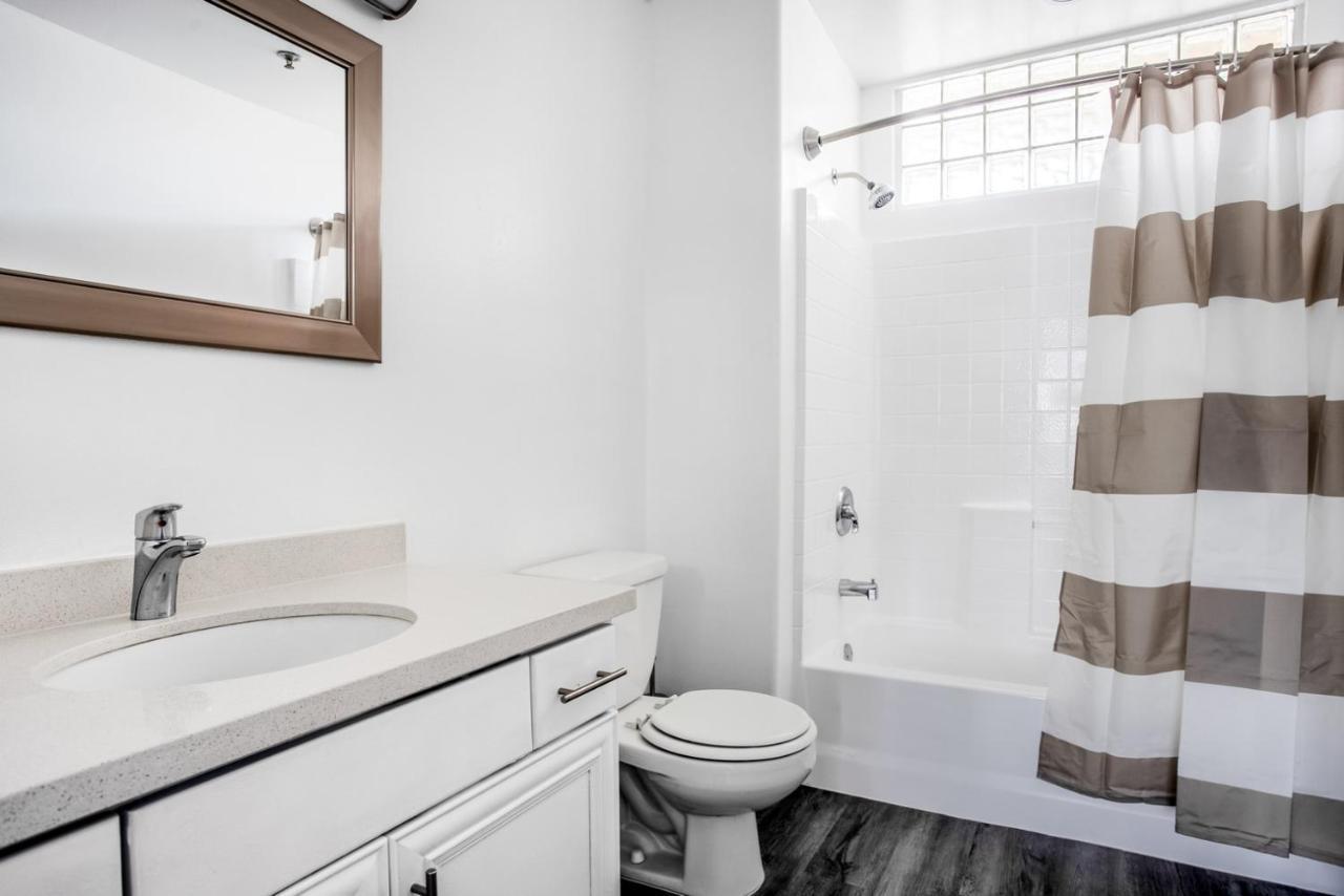 Apartment West La 2br W Rooftop Courtyard Lax-1055 Los Angeles