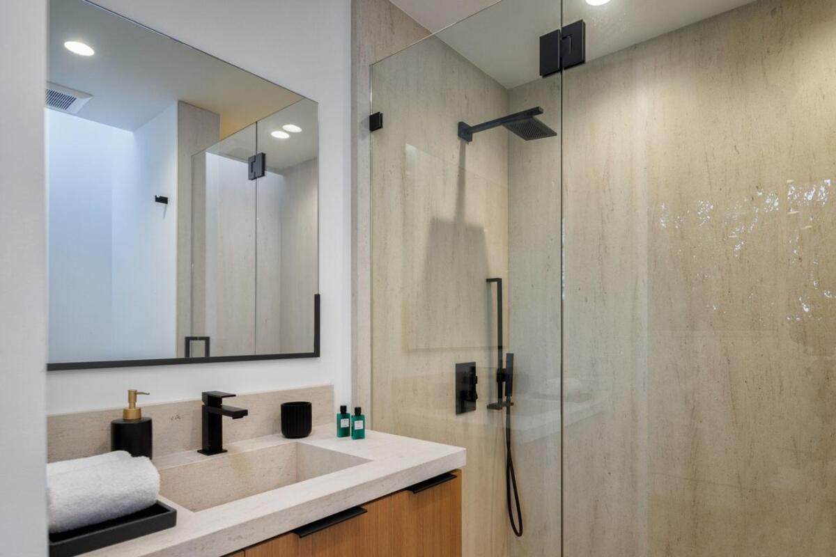 Loma Vista Modern Holiday home