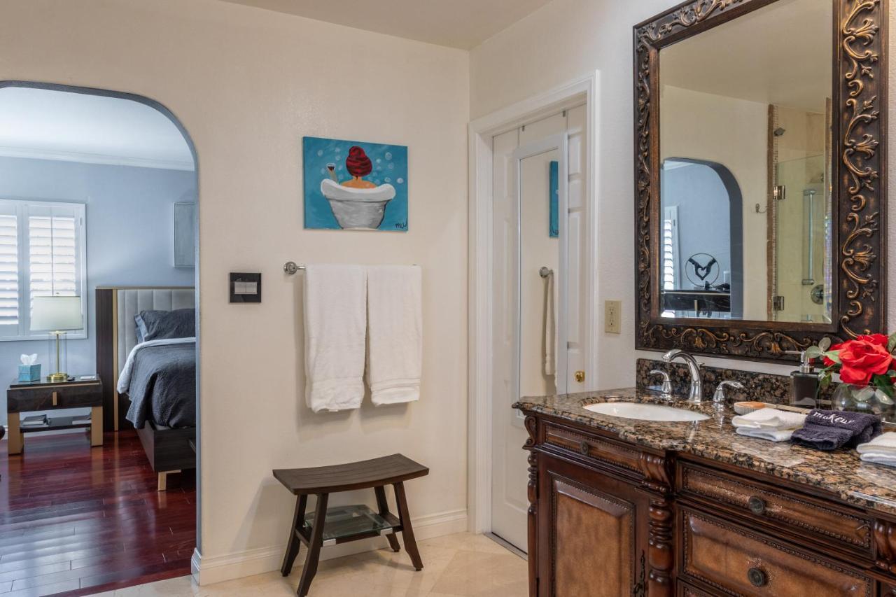 Stunning, Quiet Pvt Luxe Home! King Bed, Jacuzzi, Fire Pit, Bbq! Beautiful!