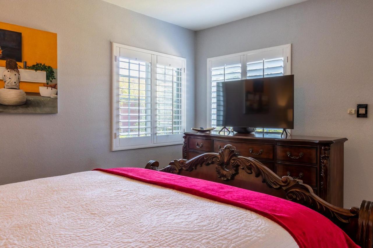 Stunning, Quiet Pvt Luxe Home! King Bed, Jacuzzi, Fire Pit, Bbq! Beautiful! Villa *
