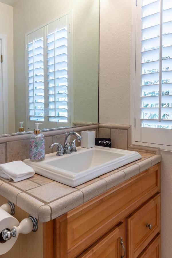Villa Stunning, Quiet Pvt Luxe Home! King Bed, Jacuzzi, Fire Pit, Bbq! Beautiful! *