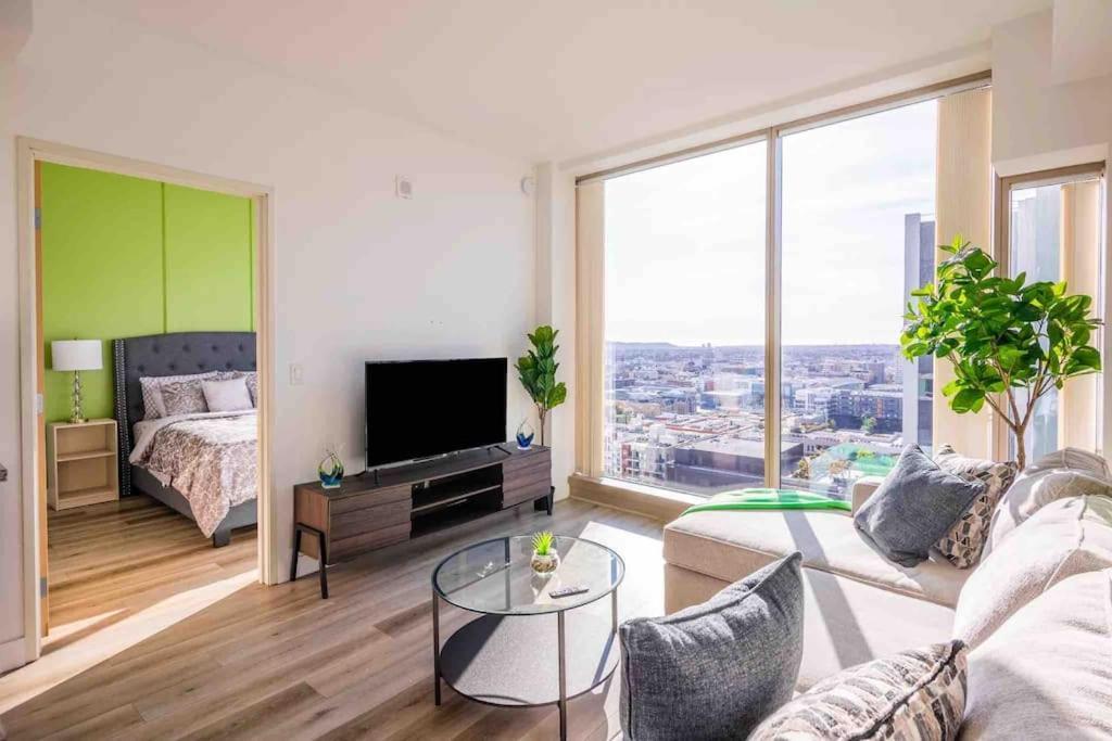 Apartment Luxury High Rise Amazlng Views & Secured Parking