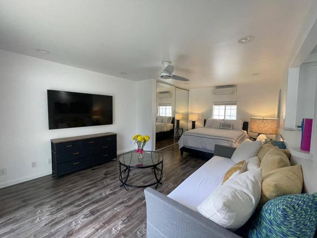 Charming Bright Traditional In Sherman Oaks * Los Angeles