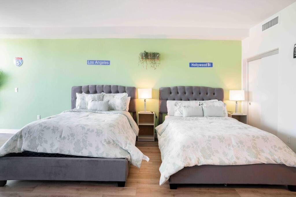 Deluxe W Balcony On Hollywood Walk Of Fame Apartment Los Angeles