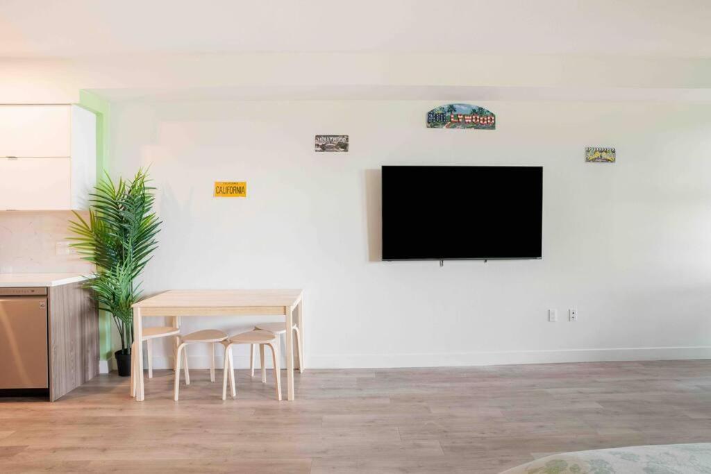 Apartment Deluxe W Balcony On Hollywood Walk Of Fame *