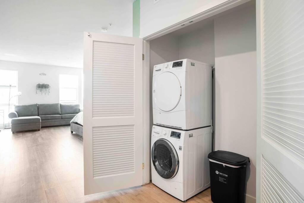 Deluxe W Balcony On Hollywood Walk Of Fame Apartment Los Angeles