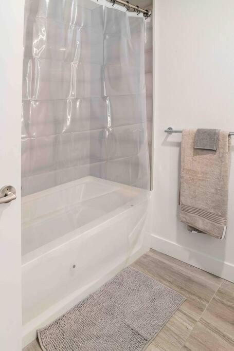 Apartment Deluxe W Balcony On Hollywood Walk Of Fame