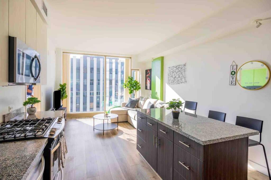 Luxury High Rise Amazlng Views & Secured Parking Apartment