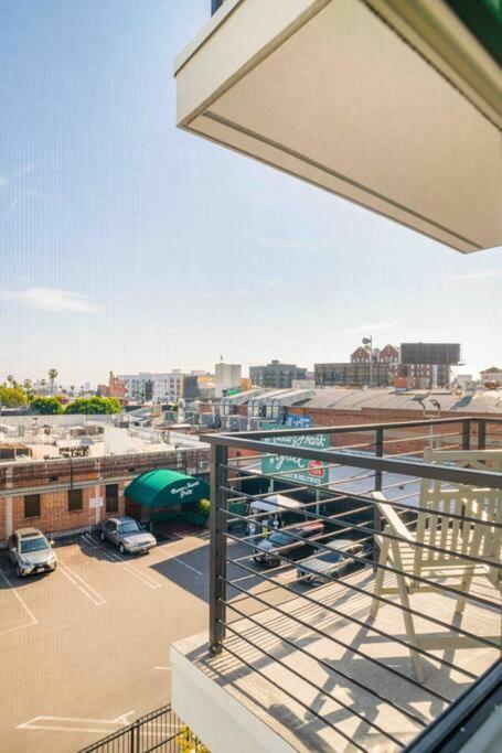 Apartment Deluxe W Balcony On Hollywood Walk Of Fame