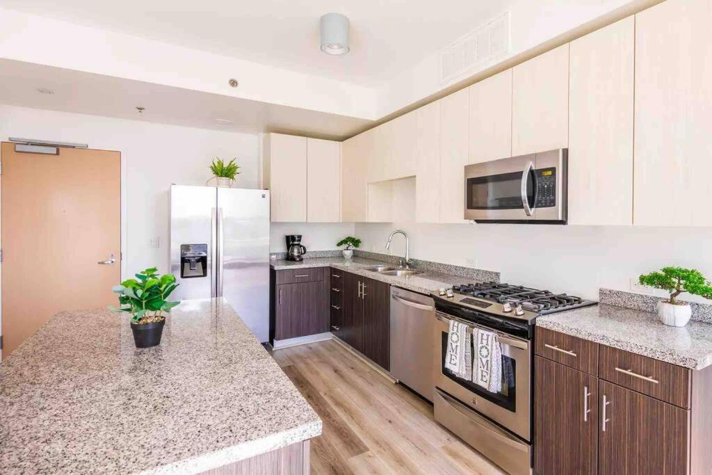Luxury High Rise Amazlng Views & Secured Parking Apartment Los Angeles