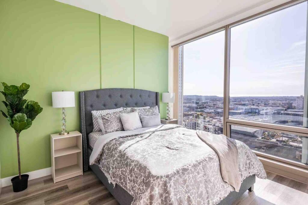 Apartment Luxury High Rise Amazlng Views & Secured Parking Los Angeles