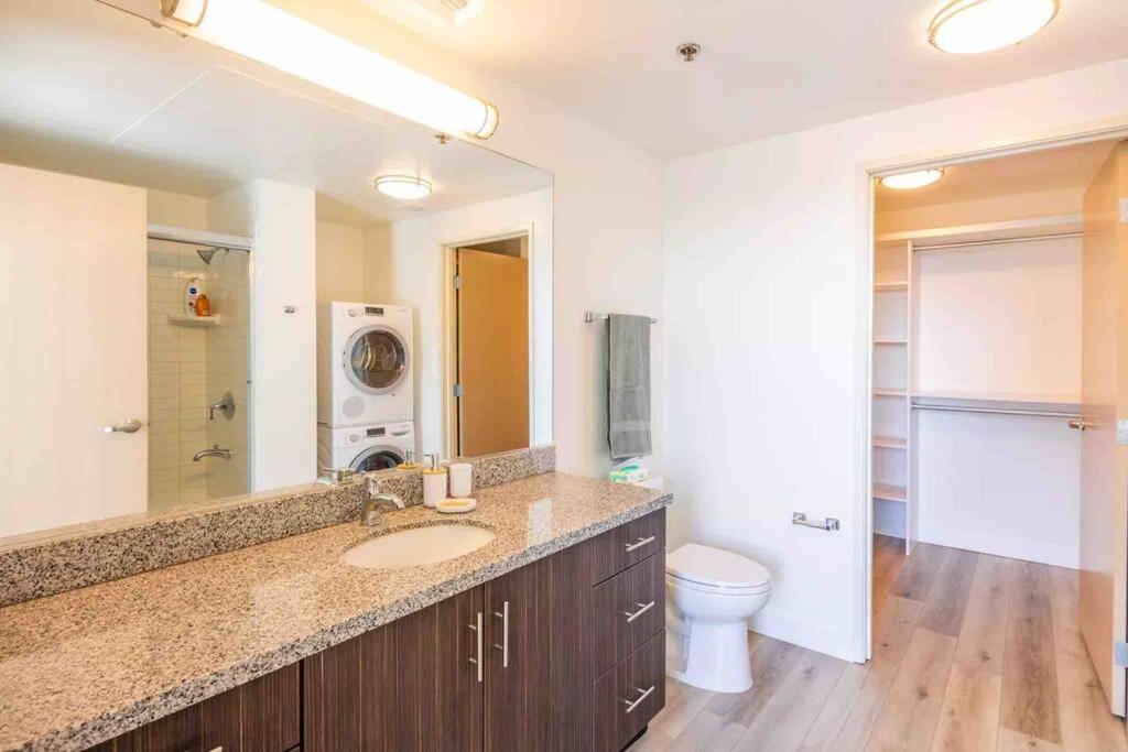 Luxury High Rise Amazlng Views & Secured Parking *