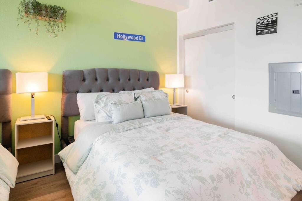 Deluxe W Balcony On Hollywood Walk Of Fame Apartment