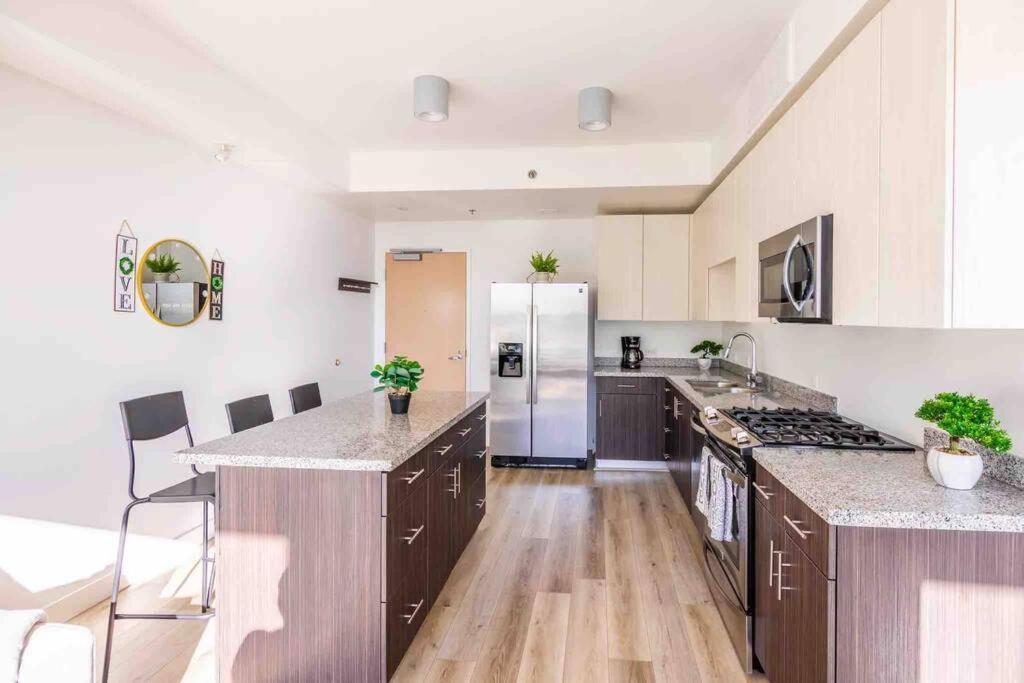 Luxury High Rise Amazlng Views & Secured Parking Apartment