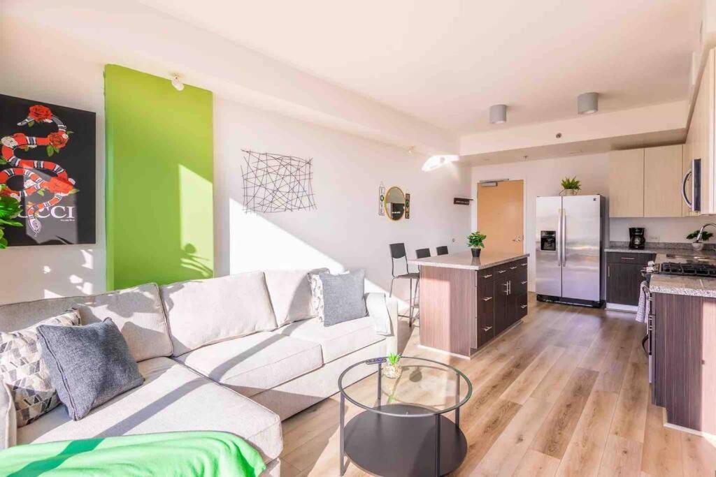 Luxury High Rise Amazlng Views & Secured Parking Los Angeles