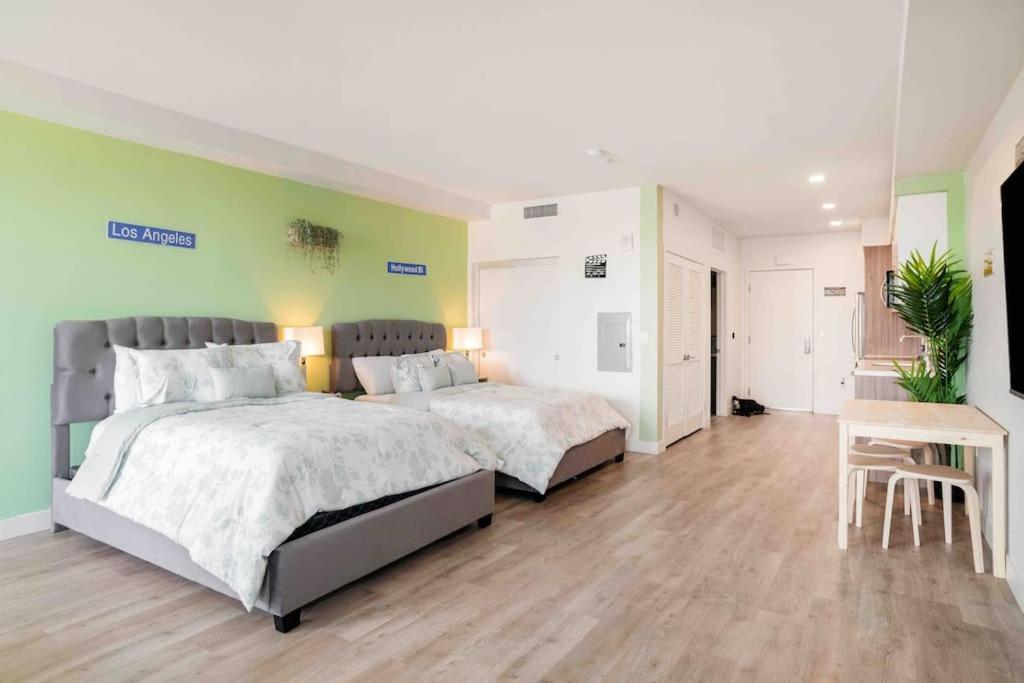 Deluxe W Balcony On Hollywood Walk Of Fame Apartment Los Angeles