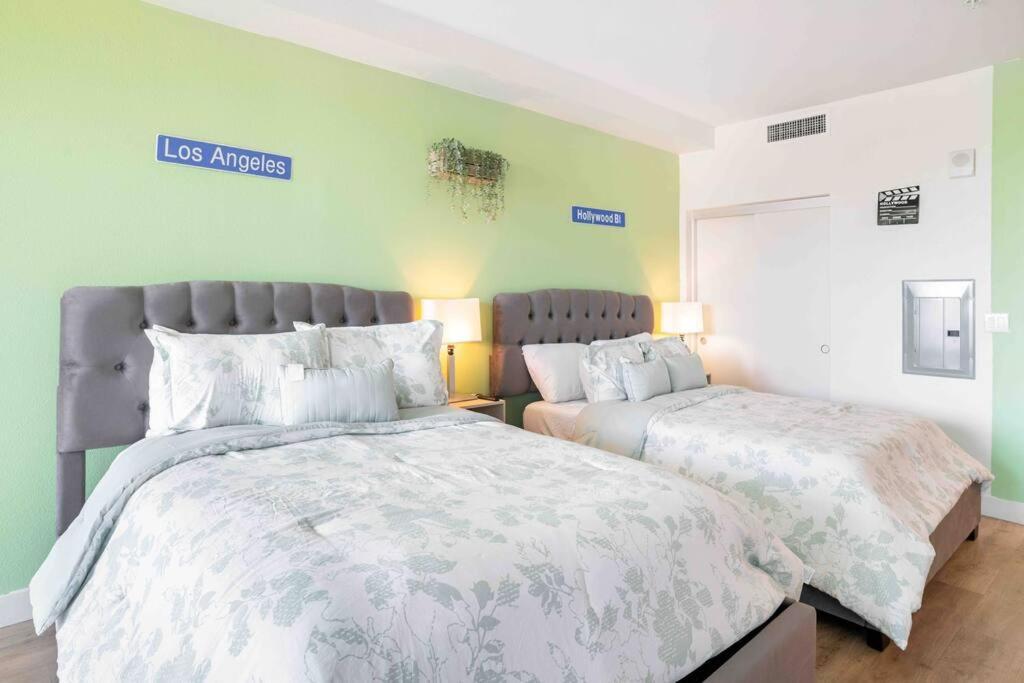 Deluxe W Balcony On Hollywood Walk Of Fame Apartment