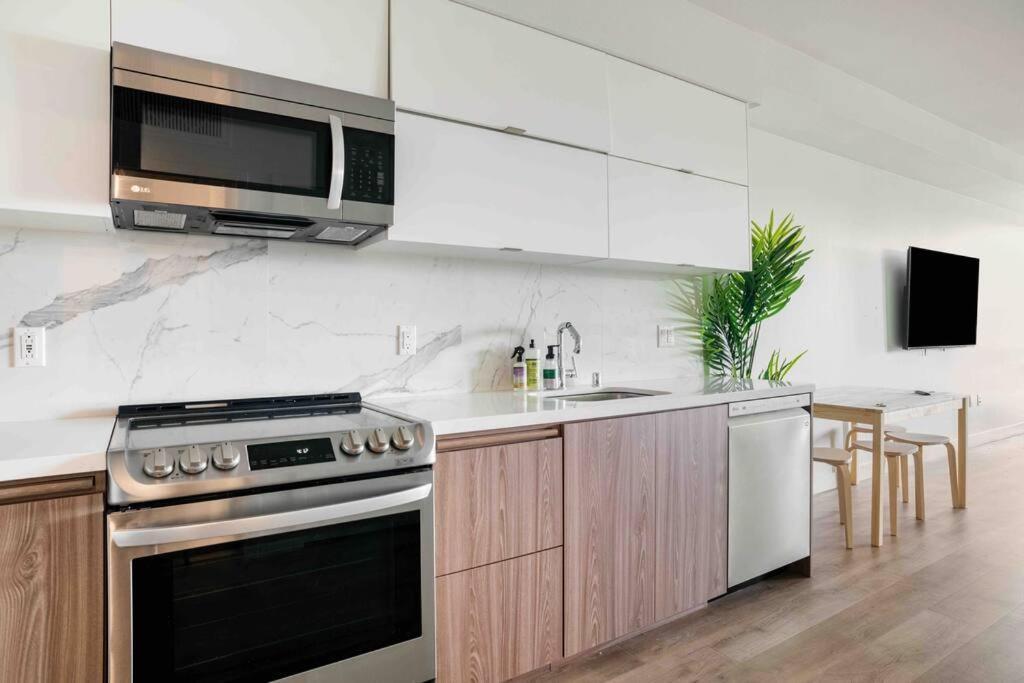 Deluxe W Balcony On Hollywood Walk Of Fame Apartment