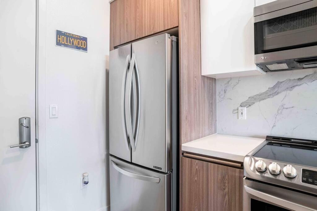 Deluxe W Balcony On Hollywood Walk Of Fame Apartment Los Angeles