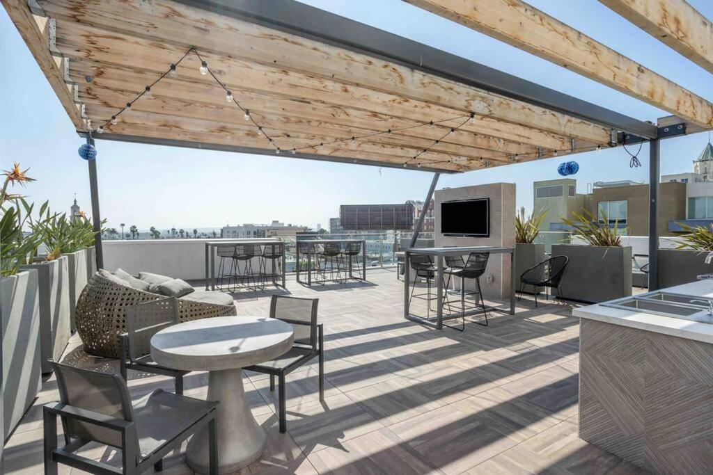 Apartment Deluxe W Balcony On Hollywood Walk Of Fame