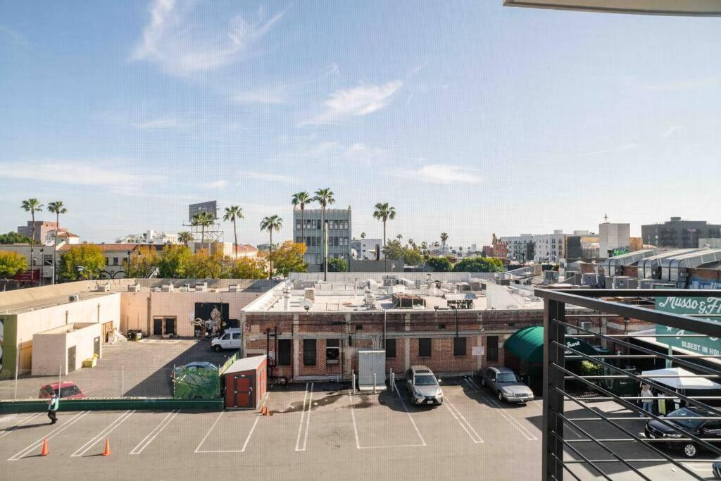 Deluxe W Balcony On Hollywood Walk Of Fame Apartment