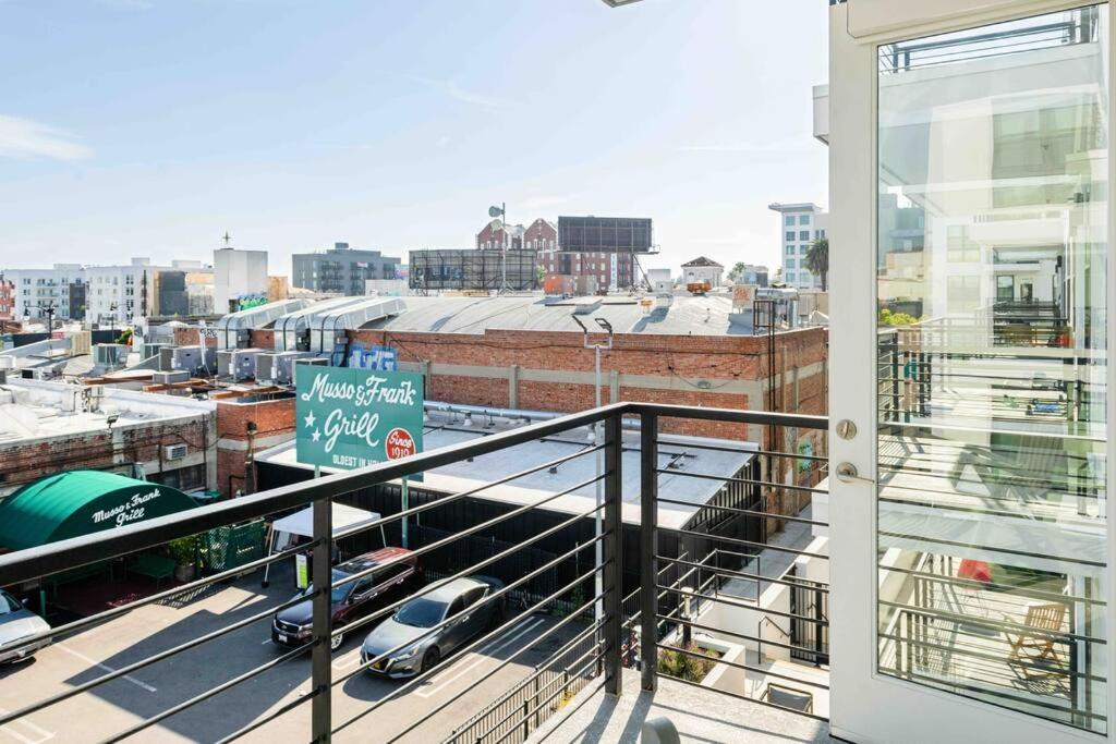 Deluxe W Balcony On Hollywood Walk Of Fame Apartment *