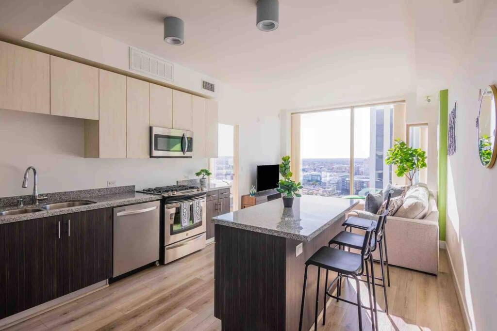 Luxury High Rise Amazlng Views & Secured Parking Apartment *
