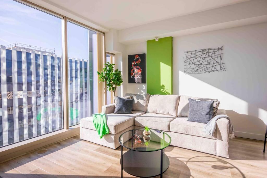 Luxury High Rise Amazlng Views & Secured Parking
