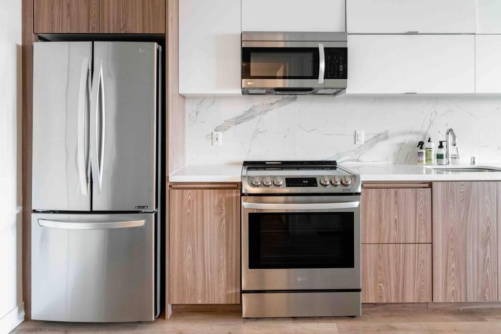 Deluxe W Balcony On Hollywood Walk Of Fame Apartment *