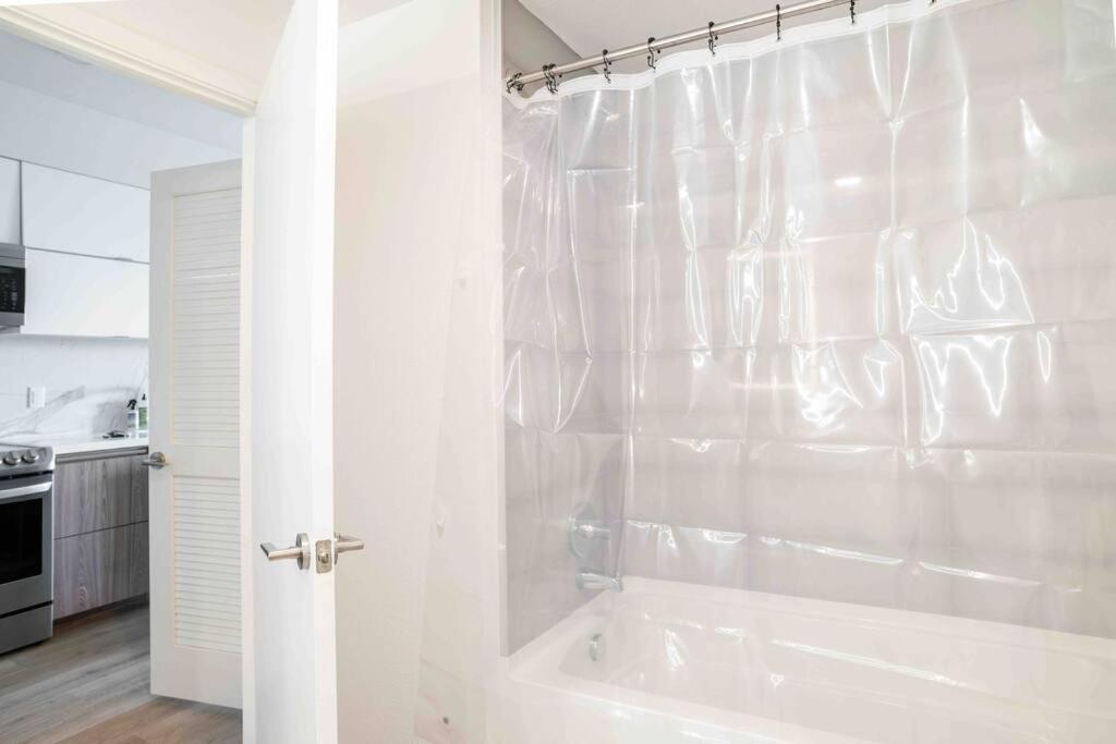 Deluxe W Balcony On Hollywood Walk Of Fame Apartment