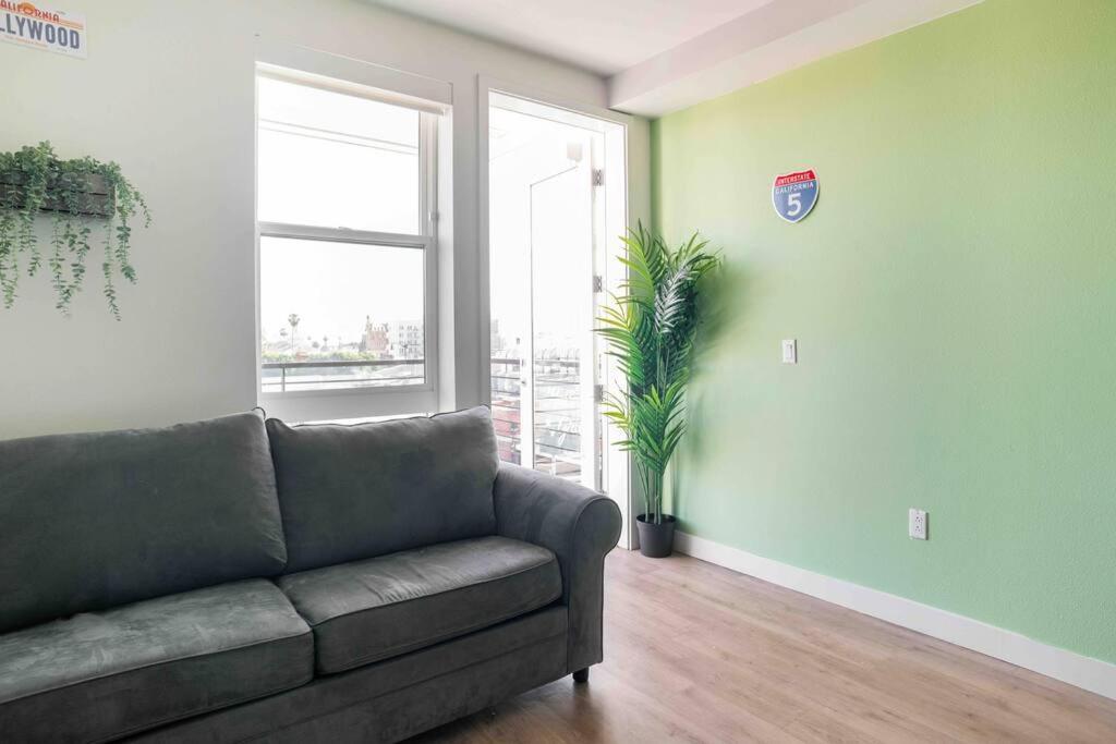 Deluxe W Balcony On Hollywood Walk Of Fame Apartment