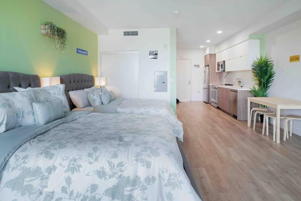 Deluxe W Balcony On Hollywood Walk Of Fame *