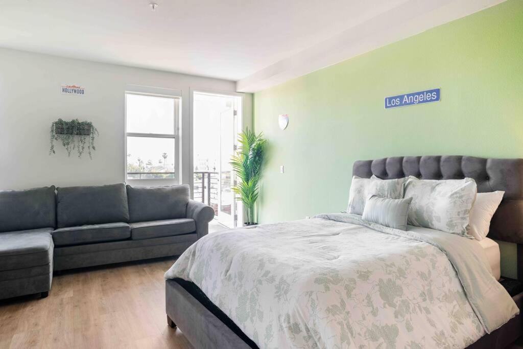 Deluxe W Balcony On Hollywood Walk Of Fame Apartment
