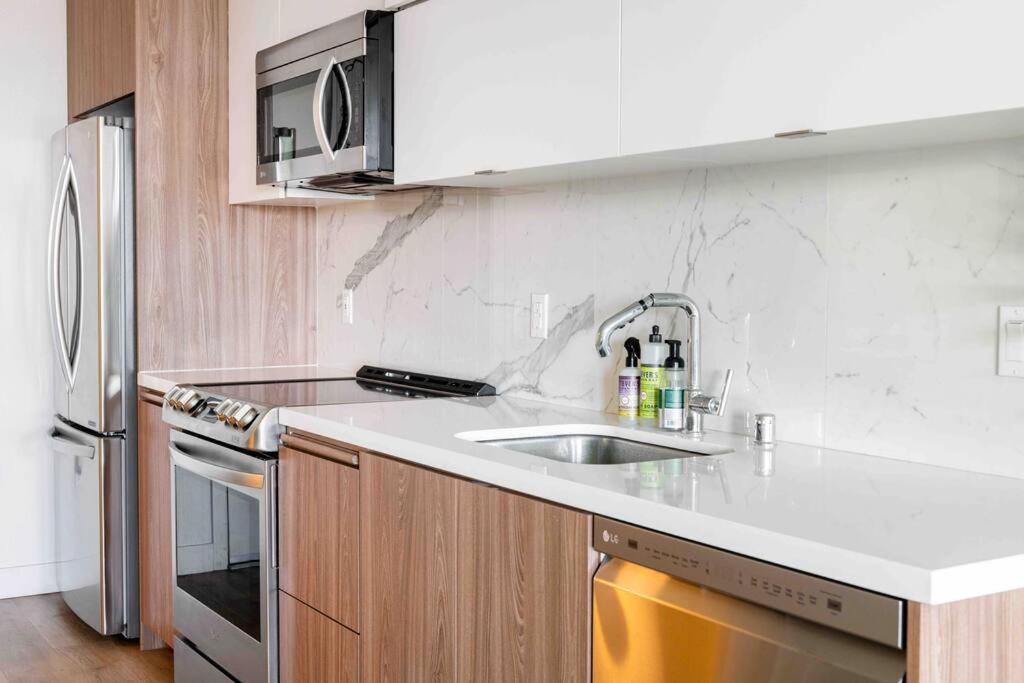 Deluxe W Balcony On Hollywood Walk Of Fame Apartment Los Angeles
