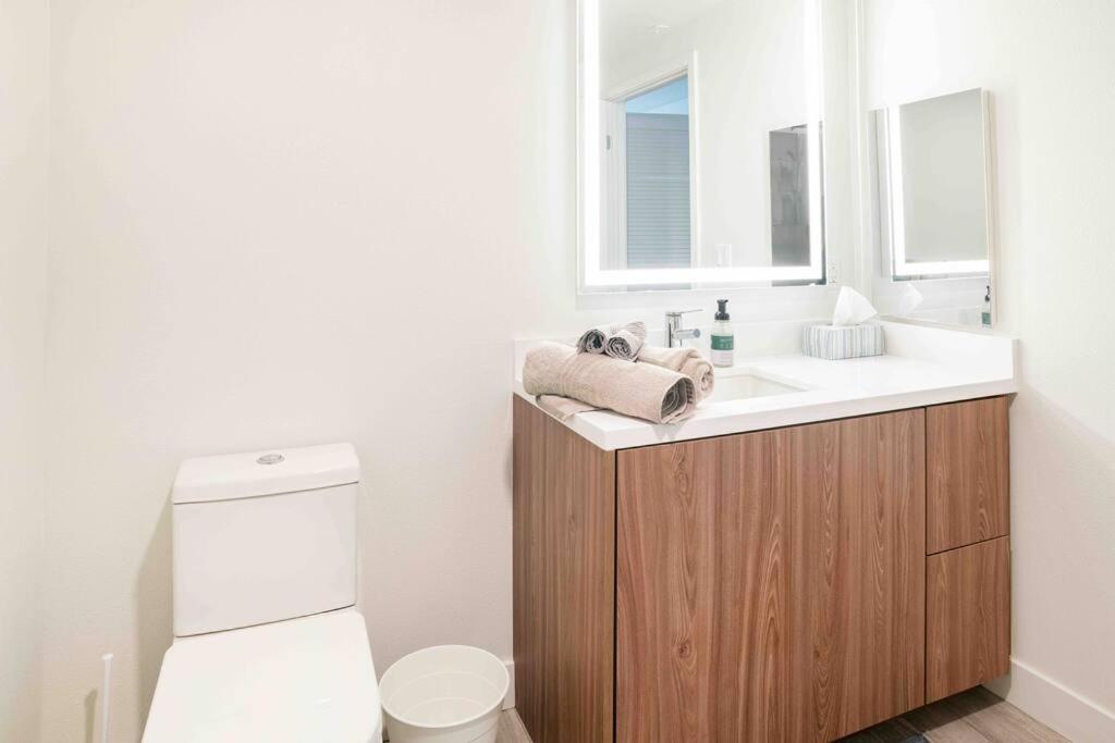 Deluxe W Balcony On Hollywood Walk Of Fame * Los Angeles