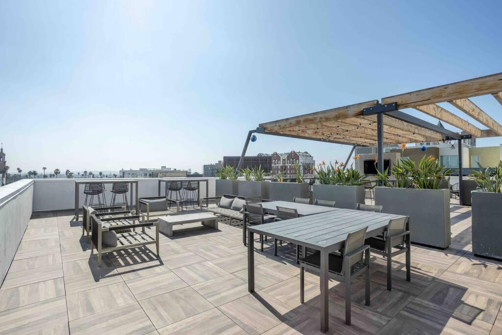 Deluxe W Balcony On Hollywood Walk Of Fame Apartment *