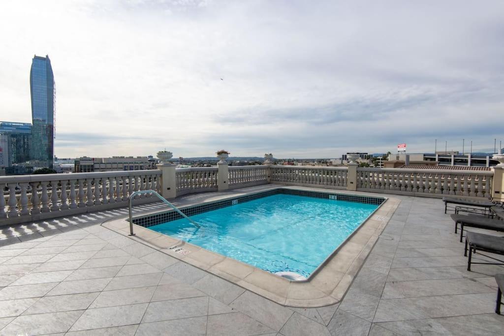 Hollywood 2bed Apt W Rooftop Pool & Panoramic View 211 Los Angeles