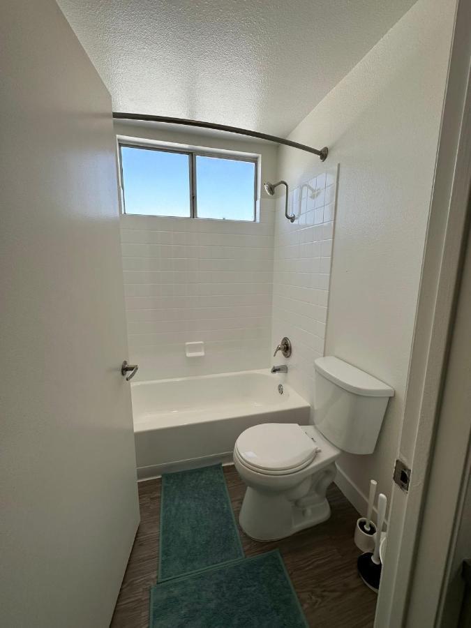 Apartment Universal 8 Min Drive Two Bedroom With Free Parking *