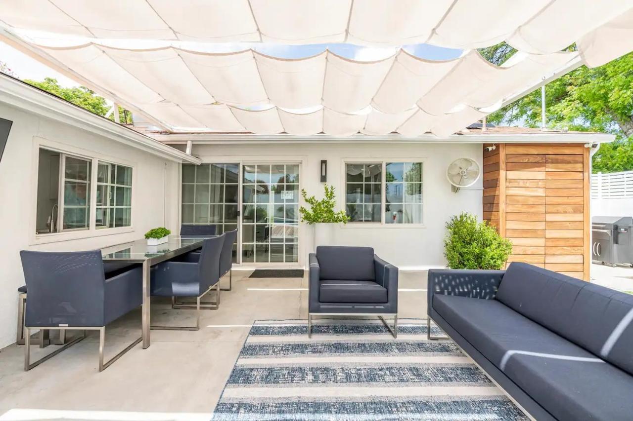 New Luxury Entertaining House With Pool Sauna Tesla Charger Pets Holiday home Los Angeles