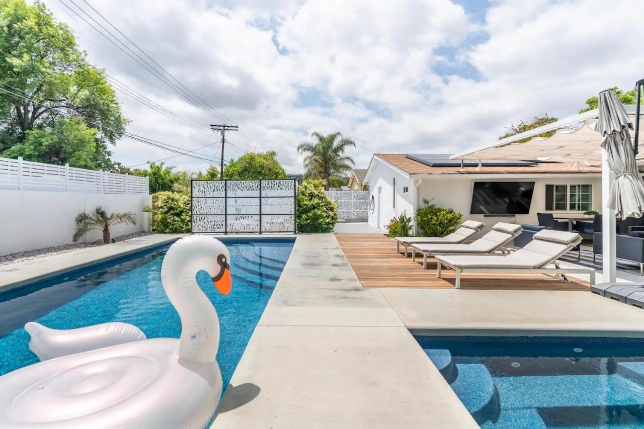 Holiday home New Luxury Entertaining House With Pool Sauna Tesla Charger Pets Los Angeles