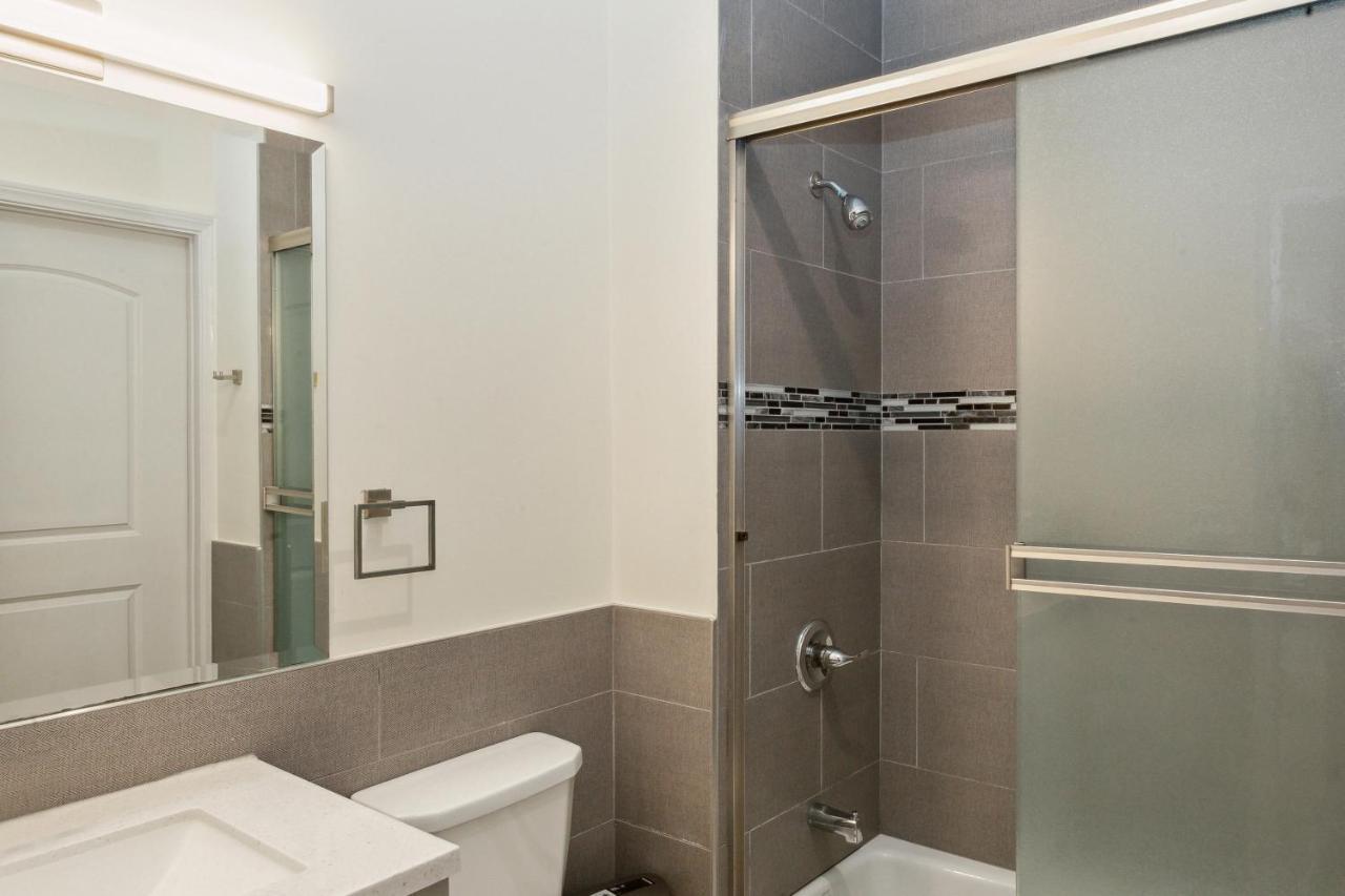 Gold Point Hollywood Apartment