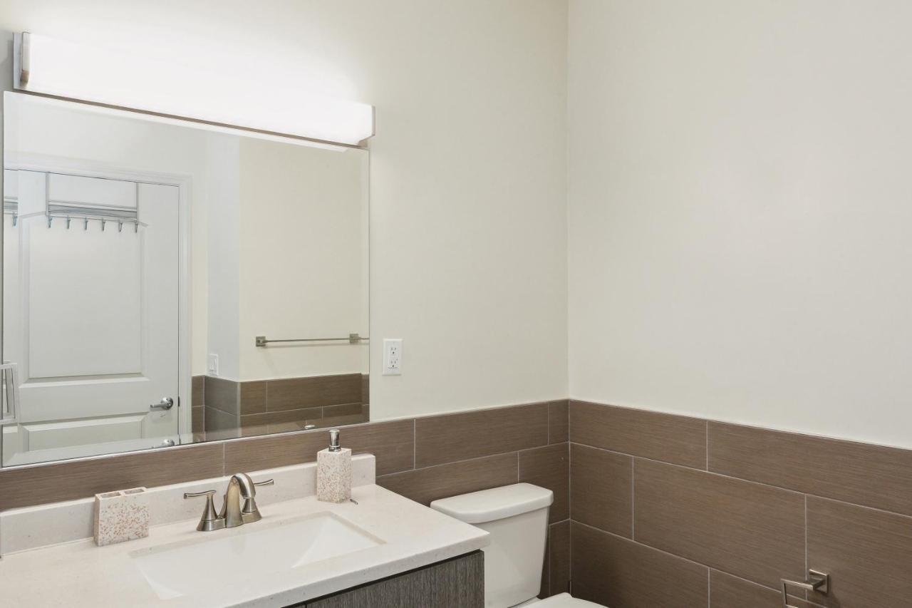 Gold Point Hollywood Apartment