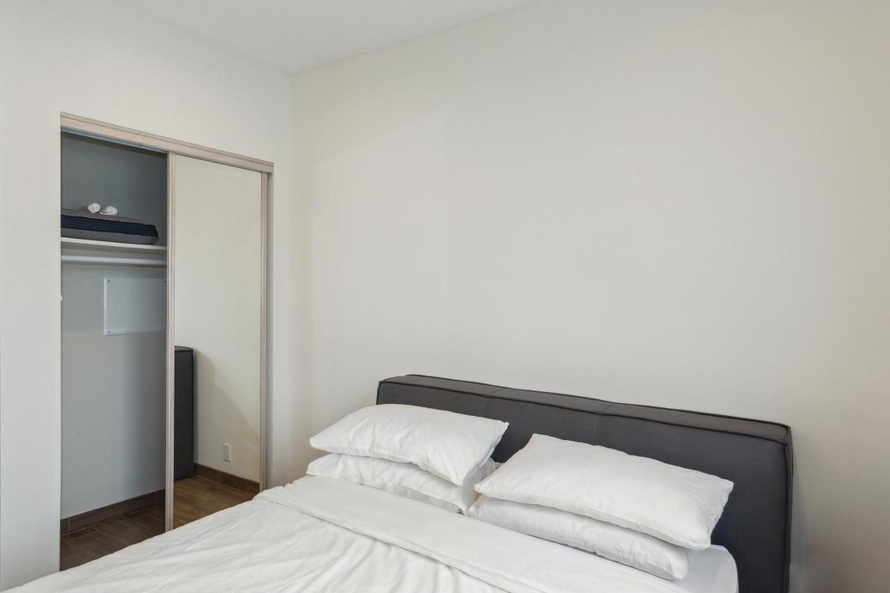 Gold Point Hollywood Apartment