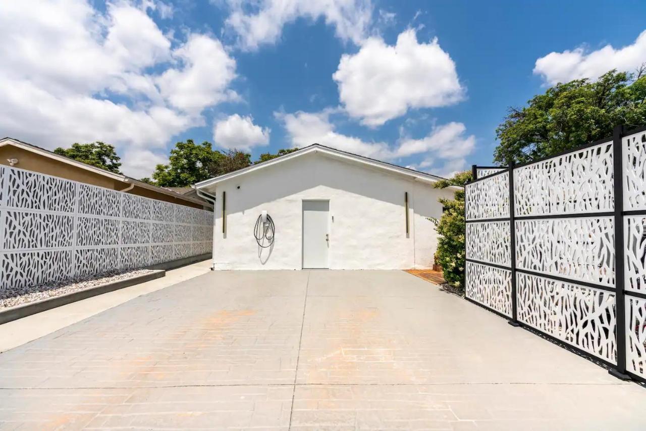 New Luxury Entertaining House With Pool Sauna Tesla Charger Pets Holiday home Los Angeles