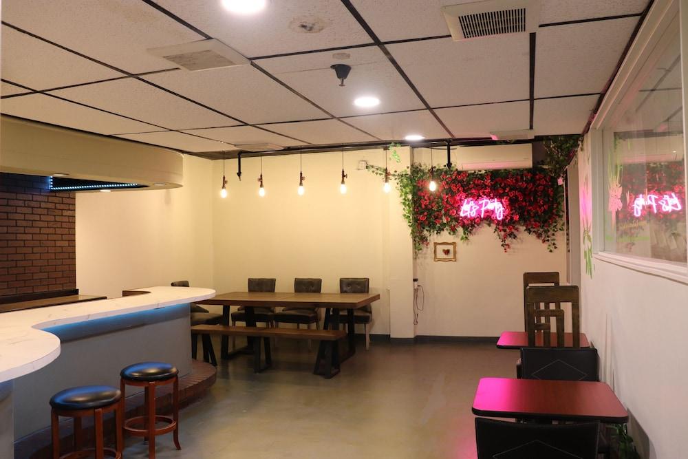 Hometel Hotel 2*