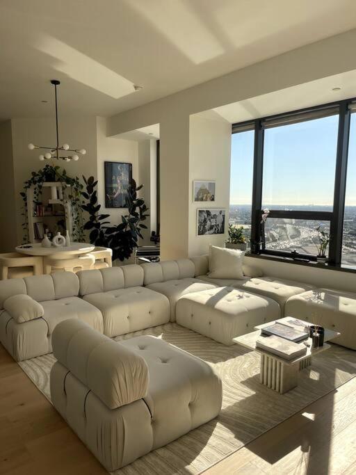 Luxury Highrise Downtown La Apartment *