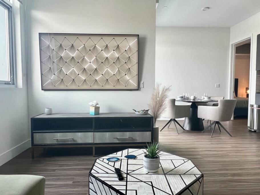 Apartment New Designer Corner Penthouse 2 Bedroom W/ 3 Beds