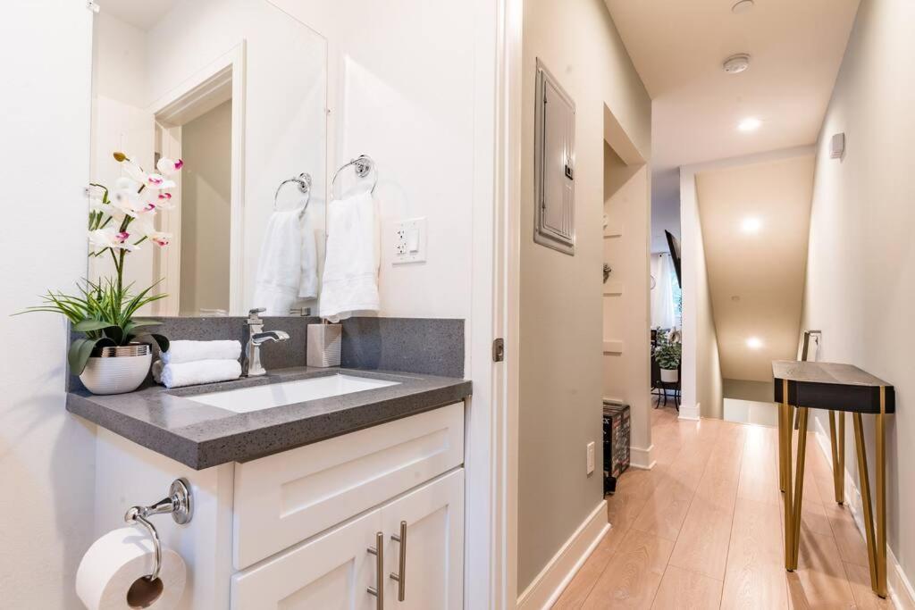Calm & Cozy 2 Bedroom Townhome 10 Min From Universal Los Angeles